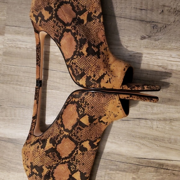 LEMON DROP BY PRIVILEGED  SNAKESKIN PRINT FABRIC STILETTO PEEP TOE BOOTS SZ 8 - Picture 15 of 15